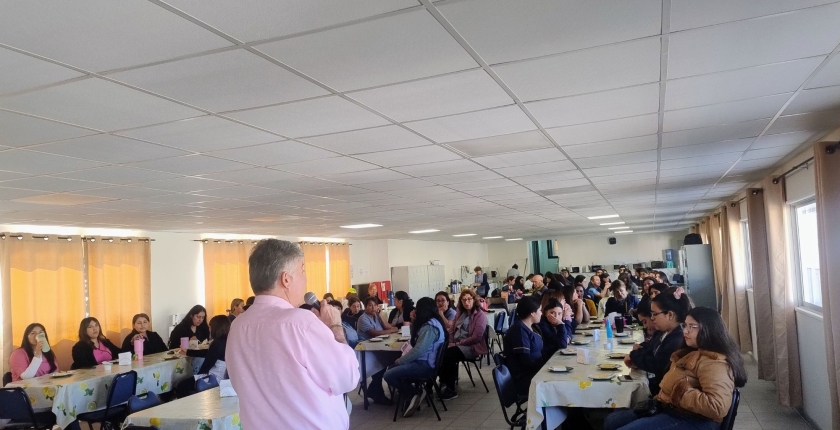 Asistentes de la educación participan en la última sesión del taller de psicología